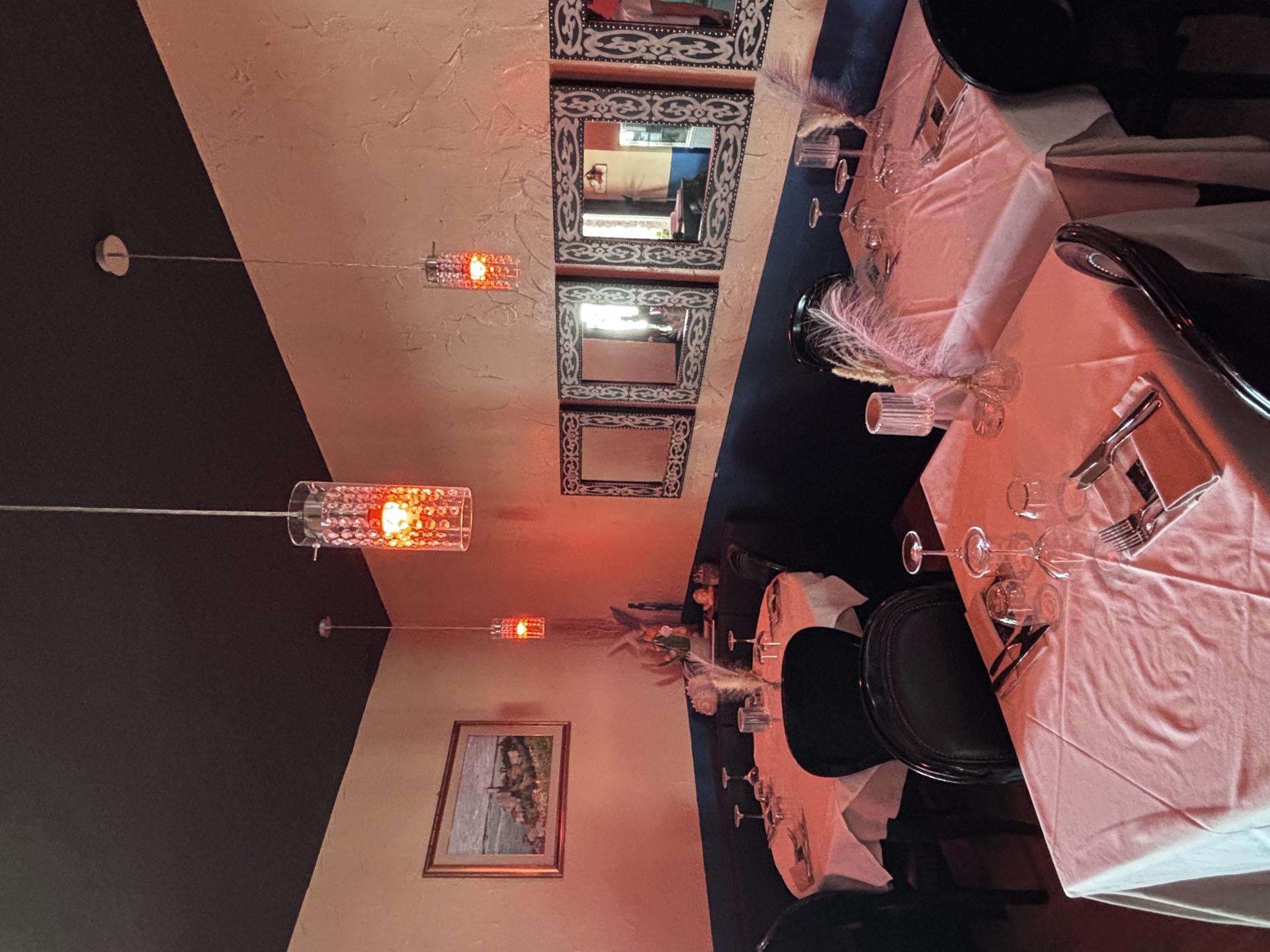 La sala di Morgan's a lume di lanterna rossa, apparecchiata